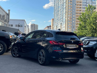 2019 BMW 1 серии 118i III (F40), чёрный, 2399000 рублей, вид 4