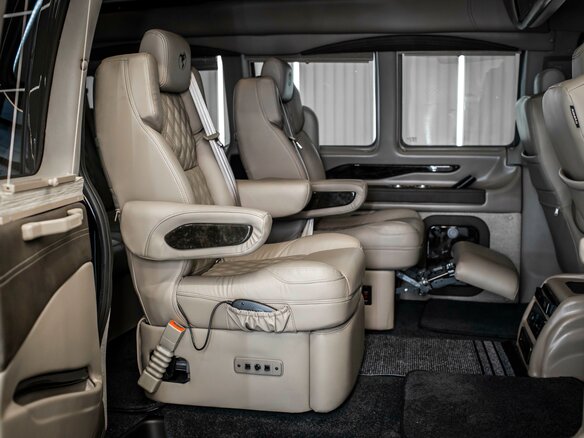 2024 GMC Savana I Рестайлинг, чёрный, 14999999 рублей - вид 30