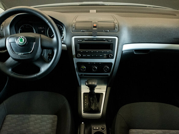 2011 Skoda Octavia II (A5) Рестайлинг, серый, 810000 рублей - вид 4
