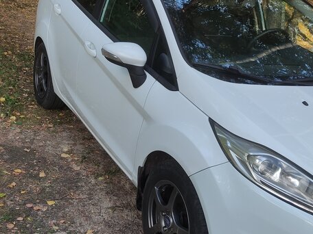 2017 Ford Fiesta Mk6 Рестайлинг, белый, 599000 рублей, вид 3