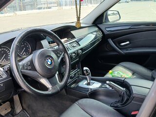 2009 BMW 5 серии 525i V (E60/E61) Рестайлинг, чёрный, 1300000 рублей, вид 5