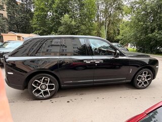 2023 Rolls-Royce Cullinan Black Badge I (Series I), чёрный, 34500000 рублей, вид 2