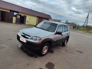2014 Chevrolet Niva I Рестайлинг, серебристый, 650000 рублей, вид 1