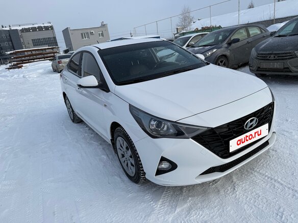 2021 Hyundai Solaris II Рестайлинг, белый, 1650000 рублей - вид 1