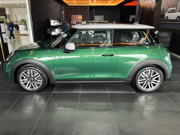 2025 Mini Hatch C IV (F65/F66/J01), зелёный, 5690000 рублей - вид 1