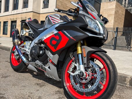 2016 Aprilia RSV4, серебристый, 1020000 рублей, вид 2
