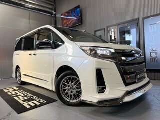 2021 Toyota Noah III (R80) Рестайлинг, белый, 1950000 рублей, вид 4