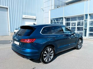 2020 Volkswagen Touareg III, синий, 5150000 рублей, вид 2