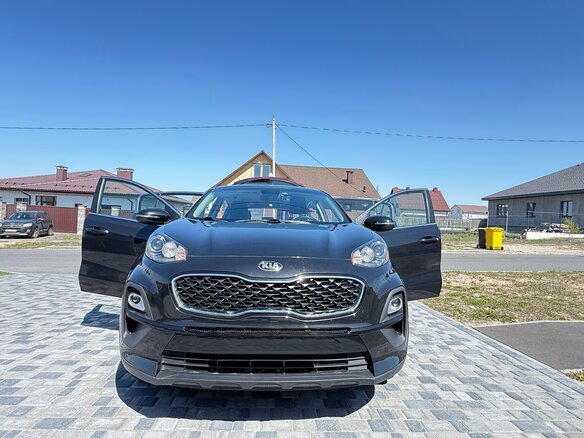 2020 Kia Sportage IV Рестайлинг, чёрный, 1750000 рублей - вид 2