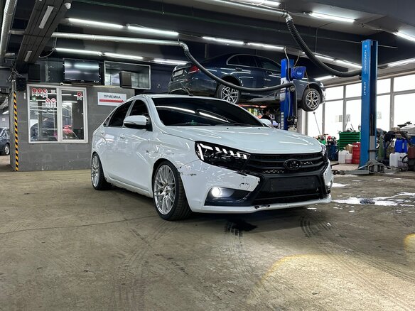 2018 Lada (ВАЗ) Vesta I, белый, 850000 рублей - вид 2