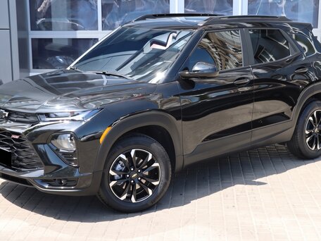2023 Chevrolet TrailBlazer III, чёрный, 1980000 рублей, вид 3