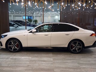 2024 BMW 5 серии 530i xDrive VIII (G60/G61/G68), белый, 8360000 рублей, вид 4
