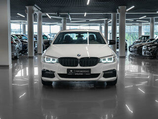 2019 BMW 5 серии 520d xDrive VII (G30/G31/G38), белый, 4350000 рублей, вид 3