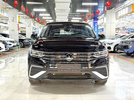 2023 Volkswagen Tiguan II Рестайлинг, чёрный, 2390000 рублей, вид 2