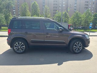 2017 Skoda Yeti I Рестайлинг, коричневый, 985000 рублей, вид 4