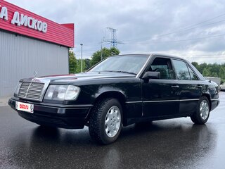 1994 Mercedes-Benz E-Класс 280 I (W124), чёрный, 310000 рублей, вид 3