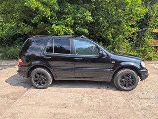 1999 Mercedes-Benz M-Класс 320 I (W163), чёрный, 700000 рублей, вид 3
