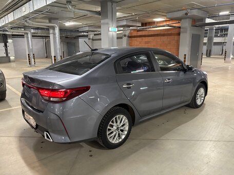 2020 Kia Rio IV Рестайлинг, серый, 1499999 рублей, вид 4