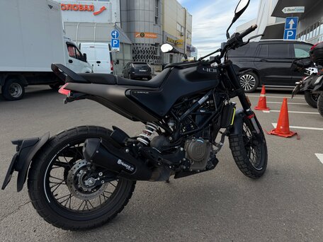 2022 Husqvarna Svartpilen 401, чёрный, 459000 рублей, вид 2