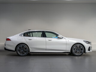 2025 BMW 5 серии Long 530Li xDrive VIII (G60/G61/G68), белый, 9790000 рублей, вид 4