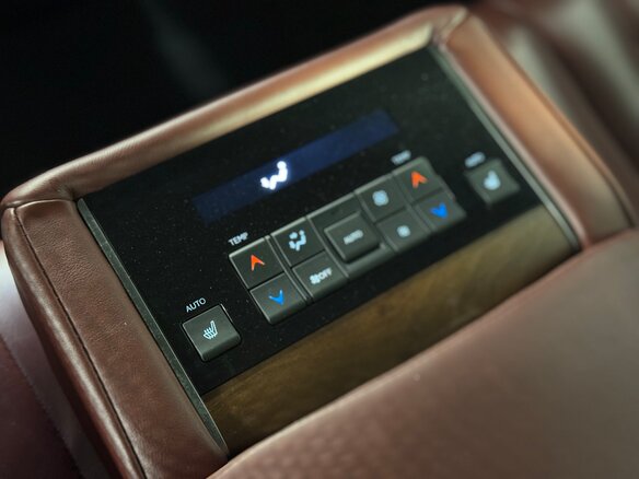 2017 Lexus LX 450d III Рестайлинг 2, белый, 6950000 рублей - вид 32