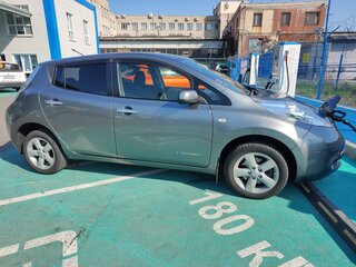 2014 Nissan Leaf (EM57) I (ZE0/AZE0), серый, 1075000 рублей, вид 4