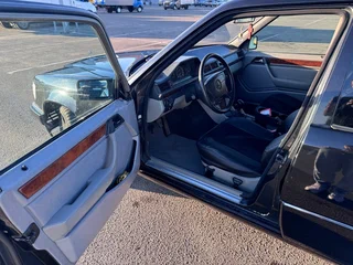1993 Mercedes-Benz E-Класс 200 I (W124), чёрный, 380000 рублей, вид 2