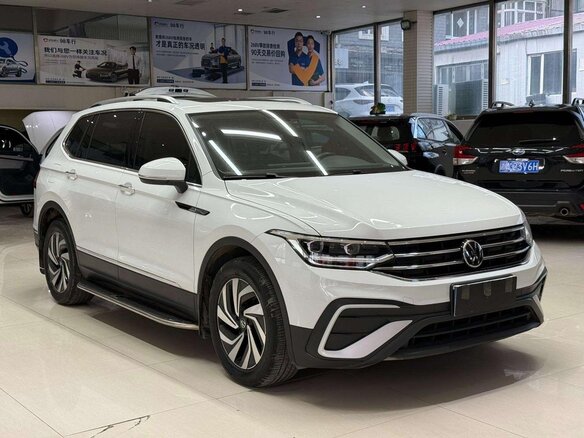 2022 Volkswagen Tiguan II Рестайлинг, белый - вид 2