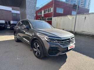 2018 Volkswagen Touareg III, серый, 4800000 рублей, вид 3