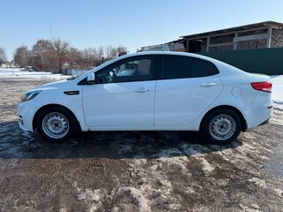 2016 Kia Rio III Рестайлинг, белый, 900000 рублей, вид 5