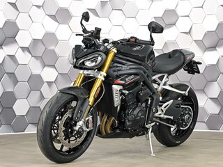 2022 Triumph Speed Triple, чёрный, 1379000 рублей, вид 2