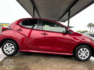 2022 Toyota Yaris IV, пурпурный, 850000 рублей, вид 4