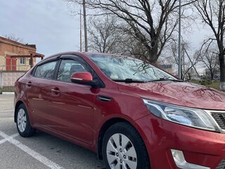 2013 Kia Rio 5-speed III, красный, 785000 рублей, вид 3