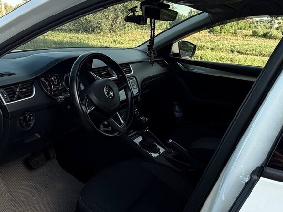 2019 Skoda Octavia III (A7) Рестайлинг, белый, 1750000 рублей - вид 5