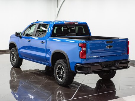 2024 Chevrolet Silverado ZR2 IV (T1XX) Рестайлинг, синий, 10590000 рублей, вид 5