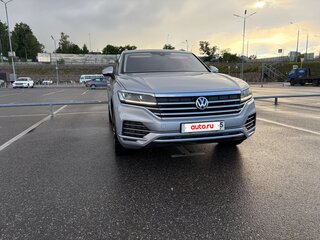 2018 Volkswagen Touareg III, серебристый, 4750000 рублей, вид 2