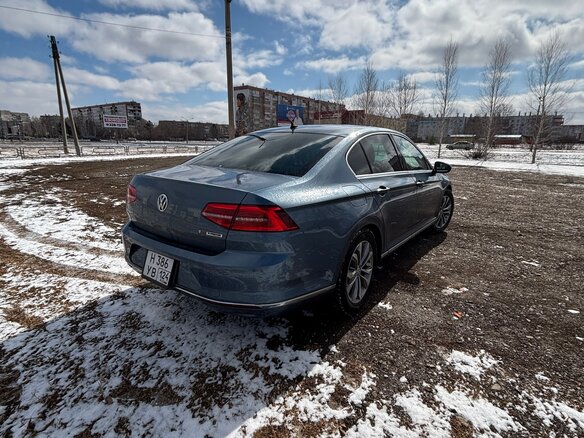 2015 Volkswagen Passat B8, синий, 1750000 рублей - вид 4