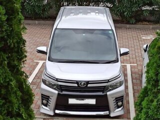 2014 Toyota Voxy III (R80), серебристый, 2096000 рублей, вид 1