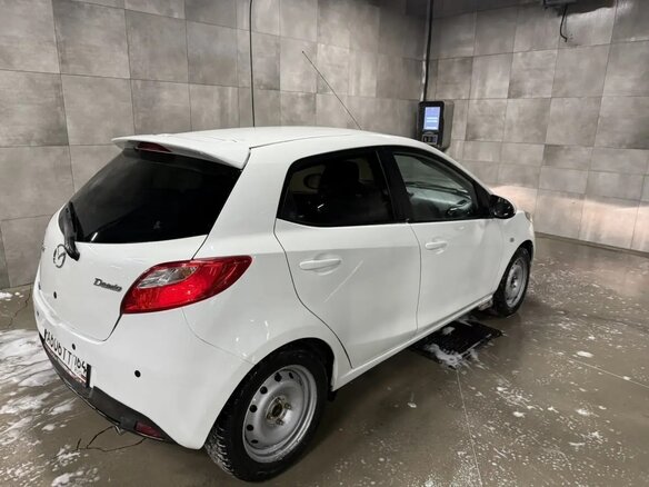 2014 Mazda 2 II Рестайлинг (DE2), белый - вид 2