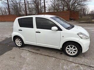 2008 Daihatsu Sirion II (M3) Рестайлинг, белый, 599999 рублей, вид 3