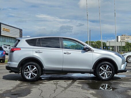 2018 Toyota RAV4 IV (XA40) Рестайлинг, серебристый, 2030000 рублей, вид 4
