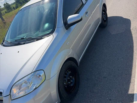 2010 Chevrolet Aveo I Рестайлинг, серебристый, 300000 рублей, вид 1