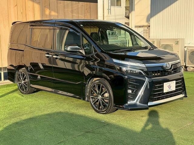 Открыть фотографии: Toyota Voxy III (R80) Рестайлинг