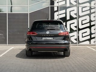 2018 Volkswagen Touareg III, чёрный, 3800000 рублей, вид 4