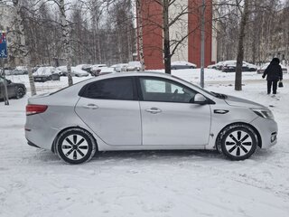 2017 Kia Rio III Рестайлинг, серебристый, 690000 рублей, вид 4