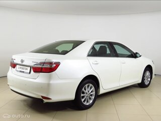 2015 Toyota Camry VII (XV50) Рестайлинг, белый, 1700000 рублей, вид 3