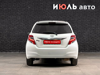 2016 Toyota Vitz III (XP130) Рестайлинг, белый, 950000 рублей, вид 5