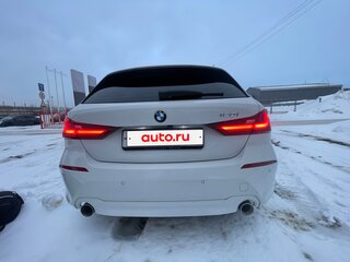 2022 BMW 1 серии 120i III (F40), белый, 2800000 рублей, вид 3