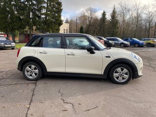 2020 Mini Hatch Cooper III (F55/F56) Рестайлинг, белый, 1750000 рублей, вид 4