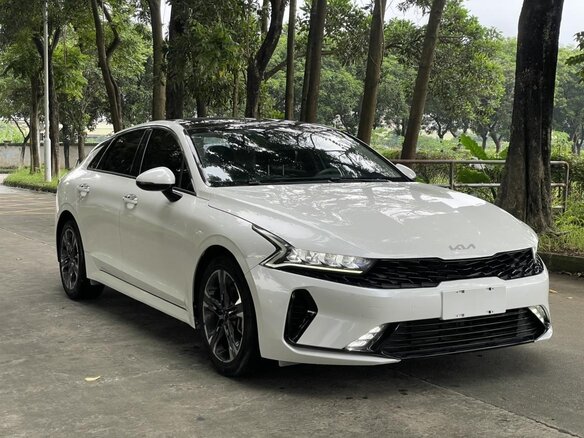 2023 Kia K5 III Рестайлинг, белый - вид 1